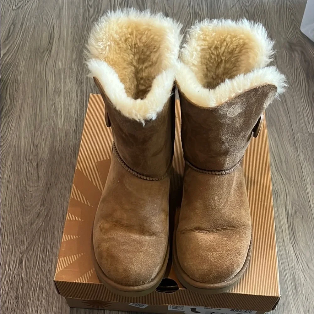 Women's Tan Shearling Boots by UGG💙A little  Discolor✅